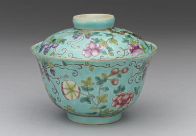 图片[2]-Lidded bowl in yangcai enamels with Chinese wisterias and birds decor on a turquoise blue ground, Qing dynasty, Daoguang reign (1821-1850)-China Archive